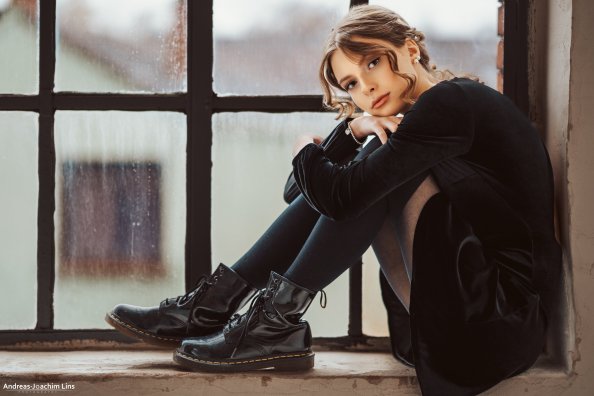 Girl Sitting Door 5k