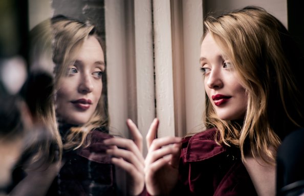 Blonde Face Girl Lipstick