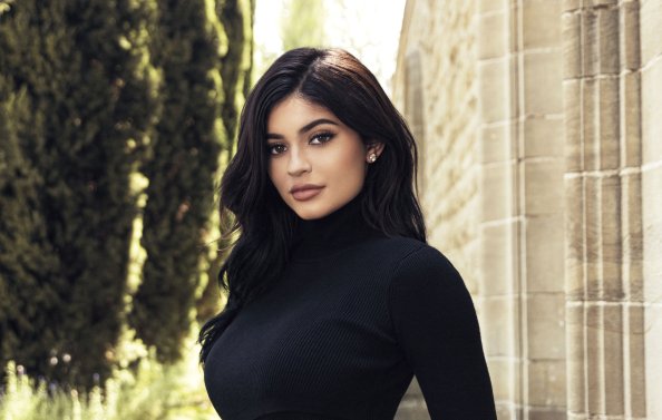Kylie Jenner Wearing Black Top 2018