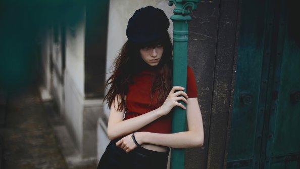 Women With Hat Looking Up 4k