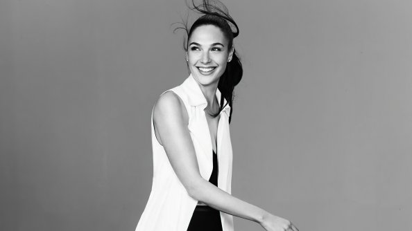 Gal Gadot Smiling Monochrome 5k