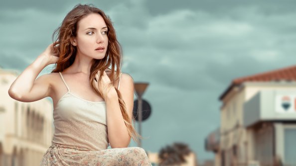 Valentina Model Looking Away 5k