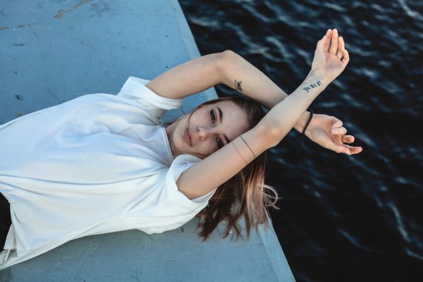 Girl In White Shirt Lying Down 5k