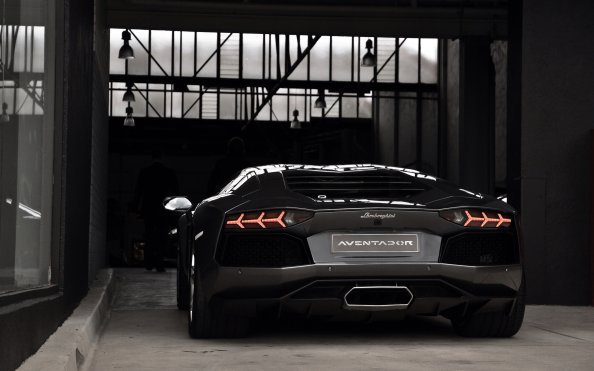 Fond d'écran iPhone Black Aventador in Garrage