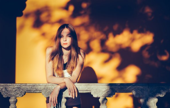 Cute Blonde Girl Leaning 5k