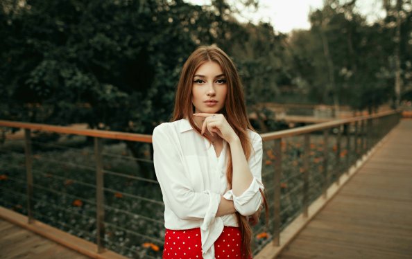 Blonde Girl Hand On Chin Posing 5k