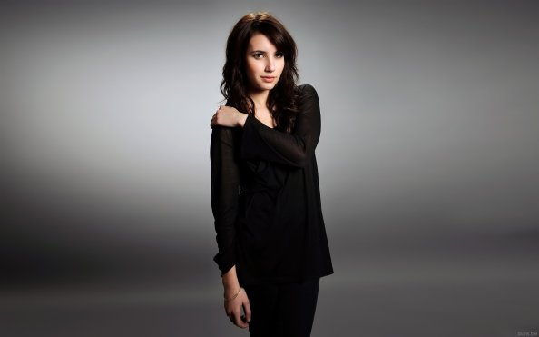 Emma Roberts Brunette