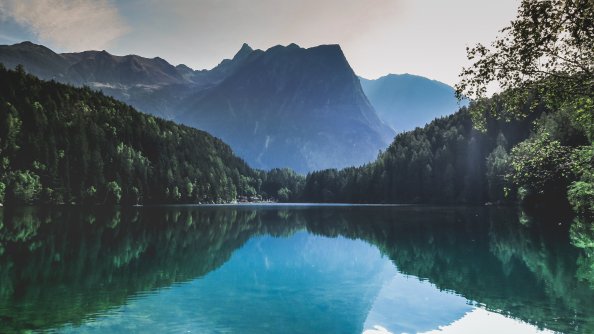 Mountains Lake Reflection 5k