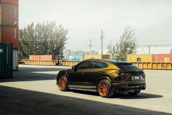 Velos Gold Lambo Urus 8k
