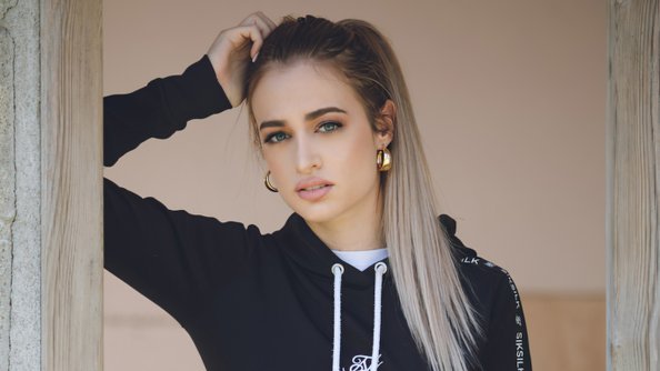 Blonde Girl Pony Tail 5k