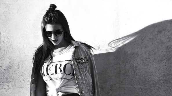 Victoria Justice With Shades Monochrome 5k