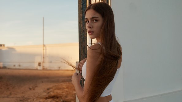 Girl Looking Over Shoulder 5k