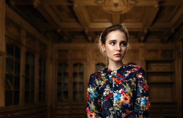 Colorful Shirt Girl Looking Away 4k