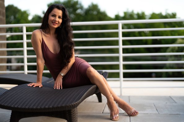 Brunette Girl Sitting Smiling 5k