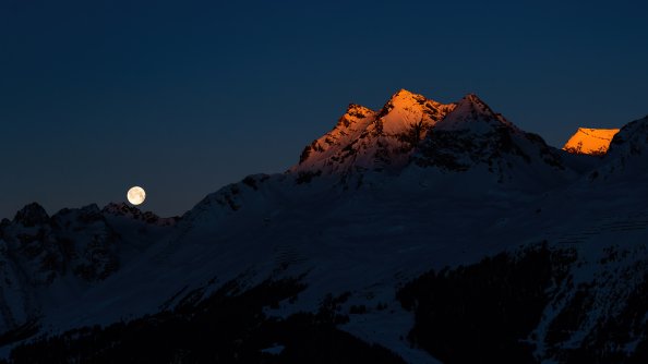 Moon Setting Sun Rising 5k
