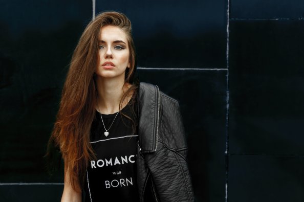 Black Tshirt Girl 4k