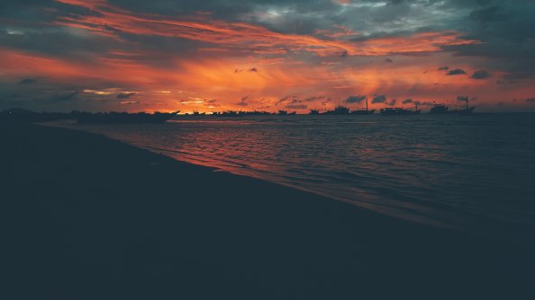 Beach Photo During Golden Hour 5k